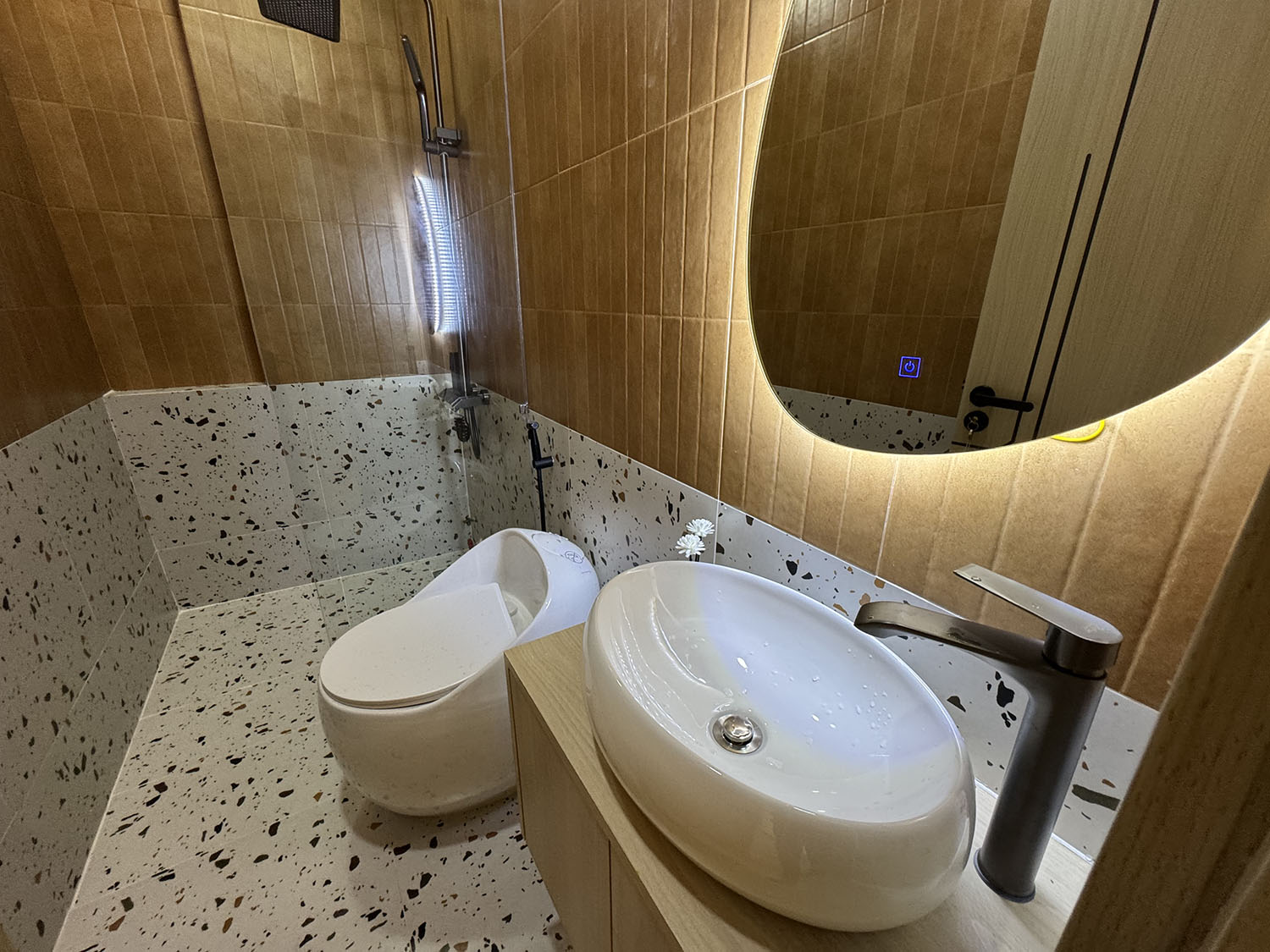 Tuyệt phẩm nhà phố 2 lầu (3,9m nở hậu 5,5m x 11m) full nội thất cao cấp khu VIP Thích Quảng Đức